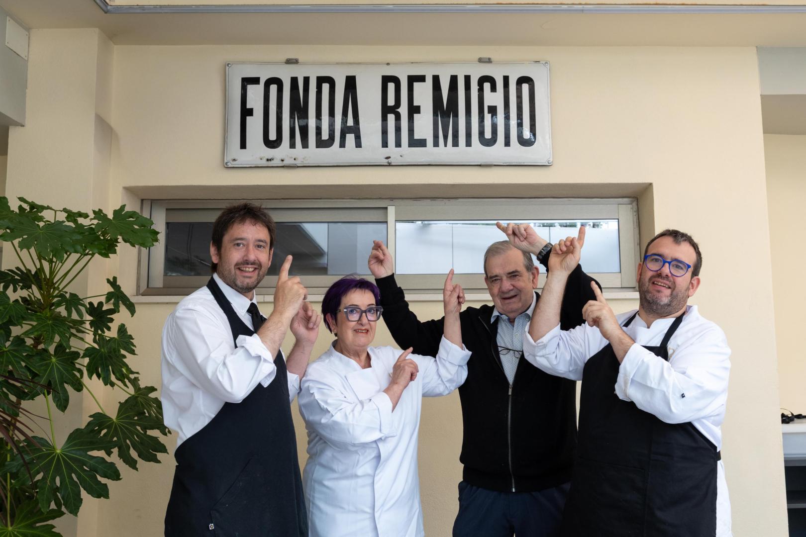 AEn el centro, el matrimonio propietario del Hotel Restaurante Remigio de Tudela formado por Ana Carmen Irala Barbería y Luis Salcedo Zabalza ‘Pichurri’, junto a sus hijos Juan Salcedo Irala -a la izquierda-, quien ejerce como sumiller; y el chef Luis Salcedo Irala -a la derecha-, bajo el antiguo letrero de porcelana que lució en el local a principios del siglo XX