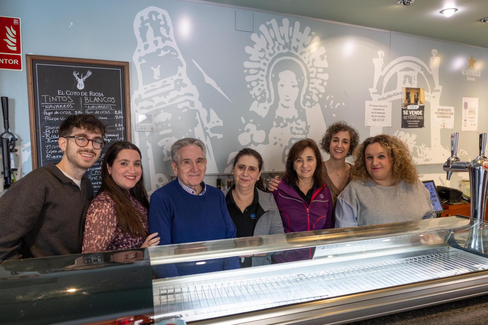 De izquierda a derecha: Víctor y Ana Casales Ostiz; sus padres Jesús Casales Sainz y Fabiola Ostiz Sáenz; Cristina Ibáñez Navascués; y las hermanas Laura y Raquel Lagunas Casales, tras la barra del bar Mi Bar de Tudela, ubicado en la plaza de la Judería
