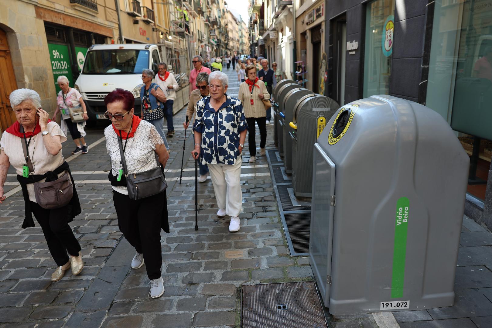 A la derecha, uno de los nuevos cubos para vidrio, en la calle Estafeta, en una imagen tomada este 21 de mayo.