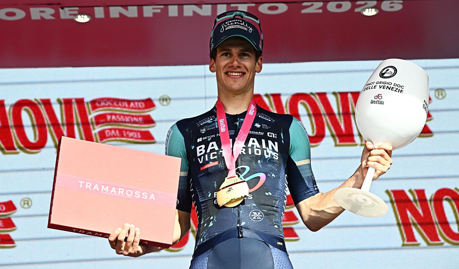 El belga Alec Segaert en el podio tras lograr la victoria en la etapa del Giro este jueves 21 de mayo