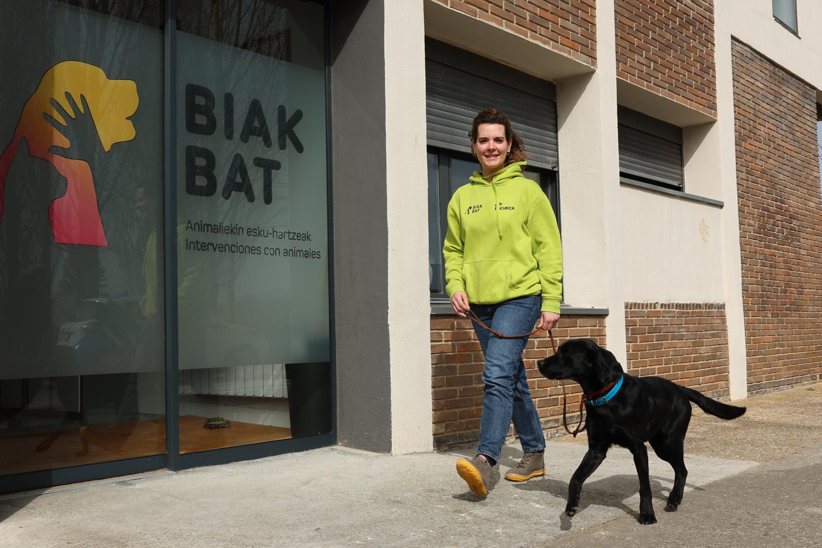 Nerea Gilabert Alzórriz pasea con uno de los canes del programa de Biak Bat, de Alsasua