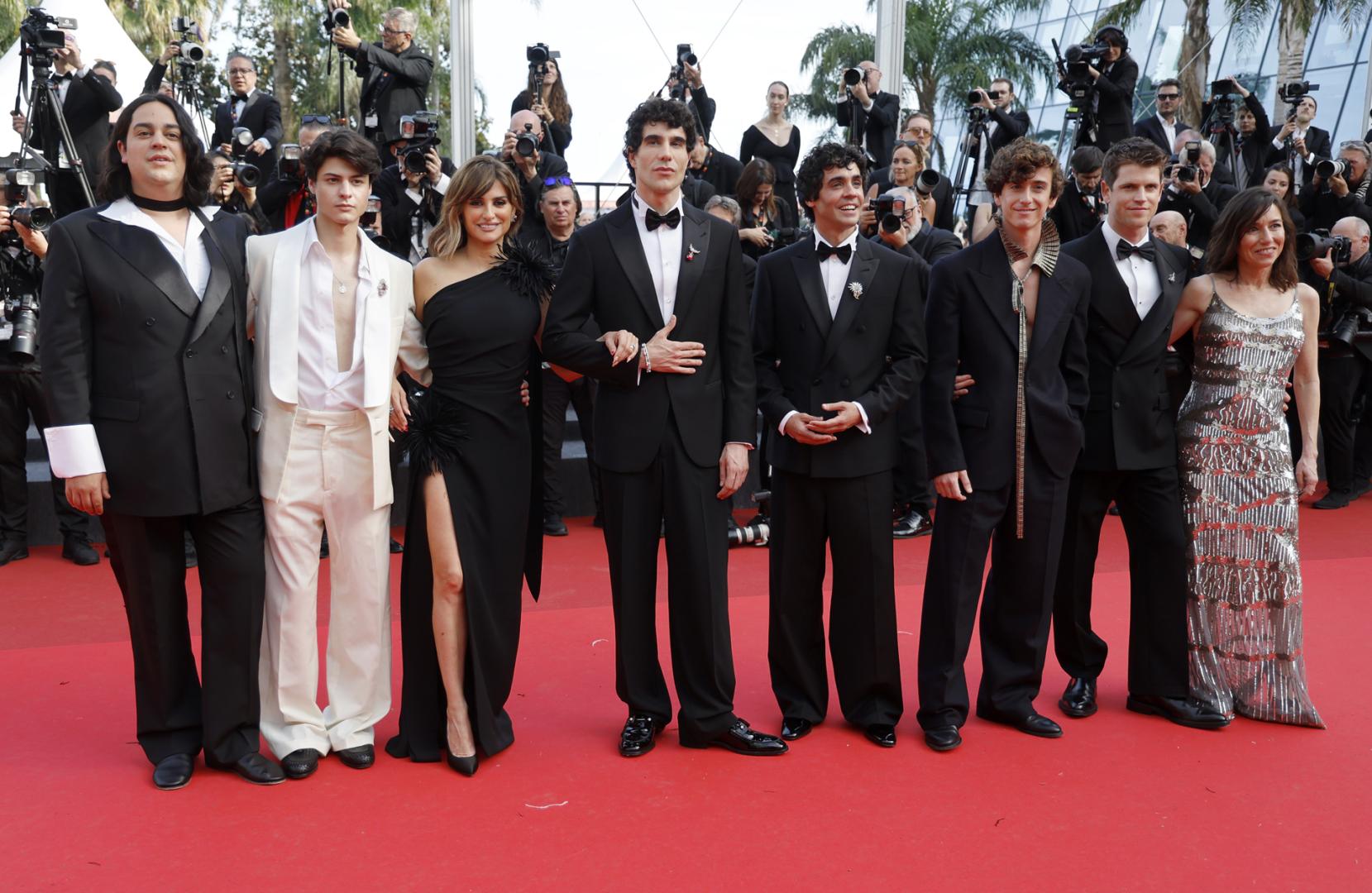 Carlos González, Milo Quifes, Penélope Cruz, Javier Calvo, Javier Ambrossi, Álvaro Lafuente, Miguel Bernardeau y Lola Dueñas, en la premiere de 'La bola negra' en Cannes