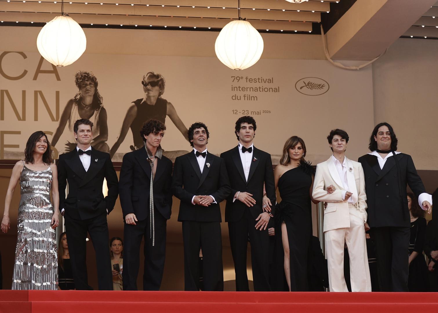Lola Duenas, Miguel Bernardeau, Guitarricadelafuente, Javier Ambrossi, Penélope Cruz, Javier Calvo, Milo Quifes y el navarro Carlos González, este jueves en Cannes