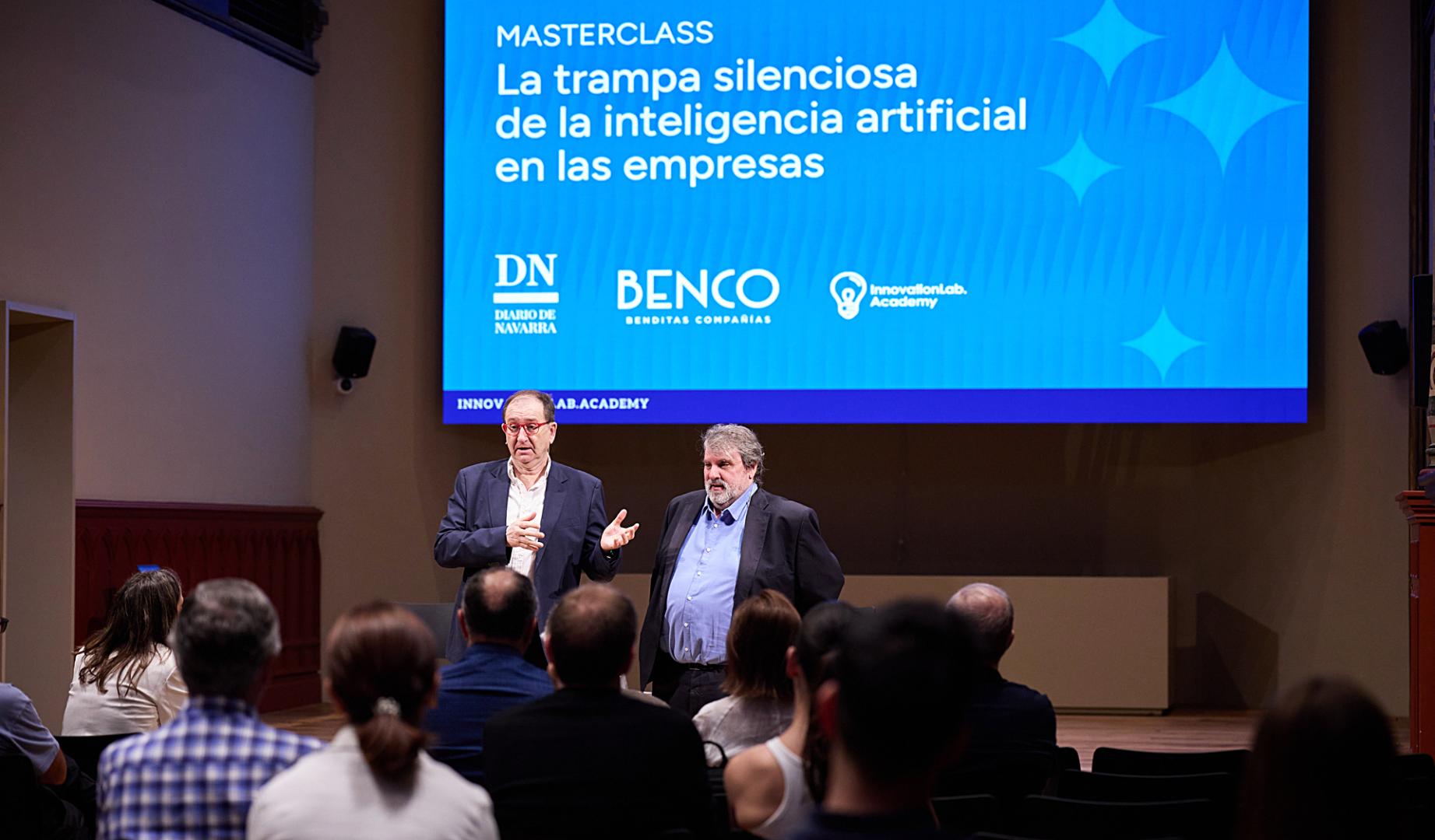 Íñigo Echeveste y José Antonio Guruceláin durante la charla