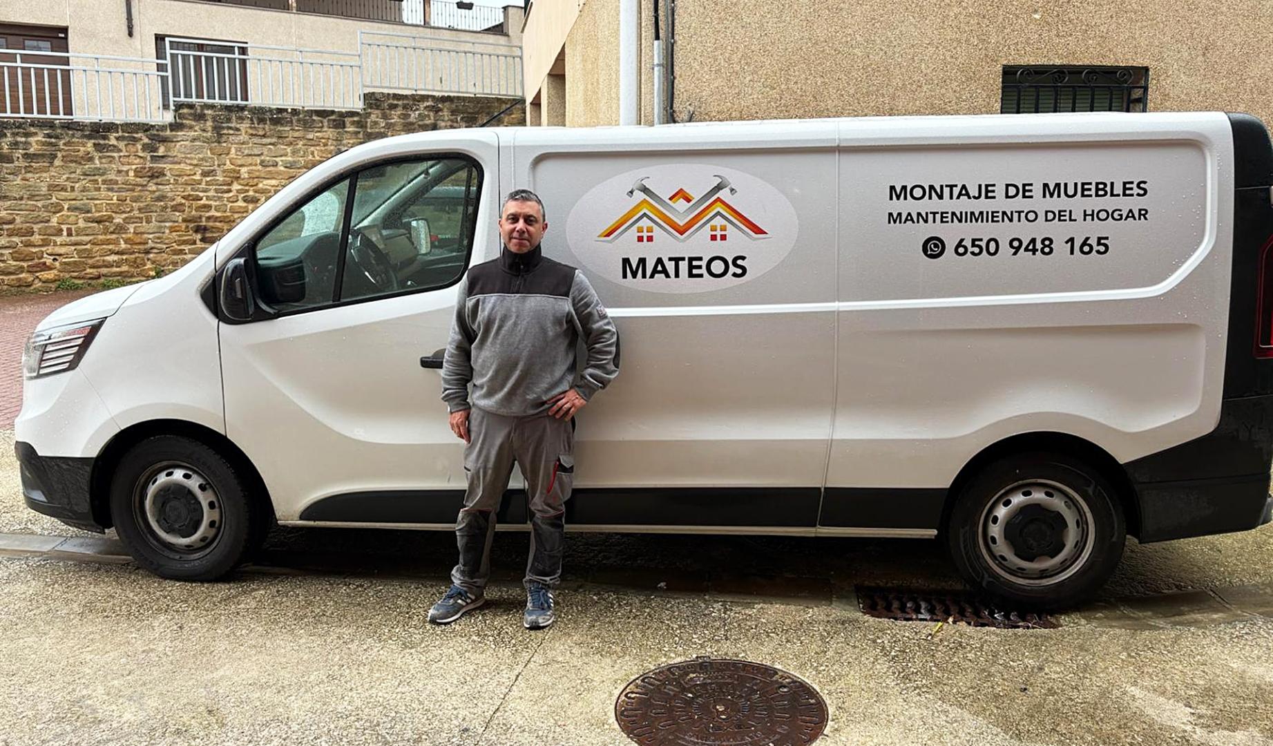 José Antonio Mateos junto a su furgoneta