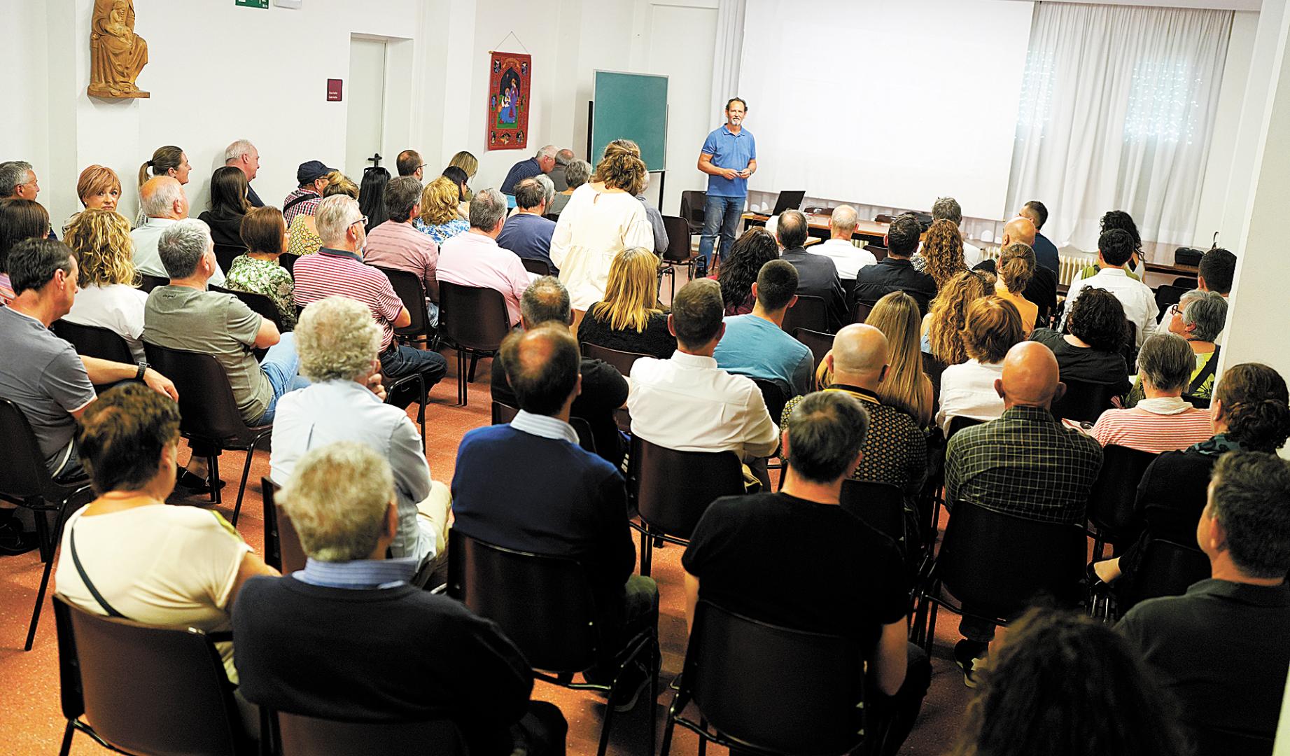 La sala parroquial se llenó con las alrededor de cien personas que acudieron a la sesión participativa
