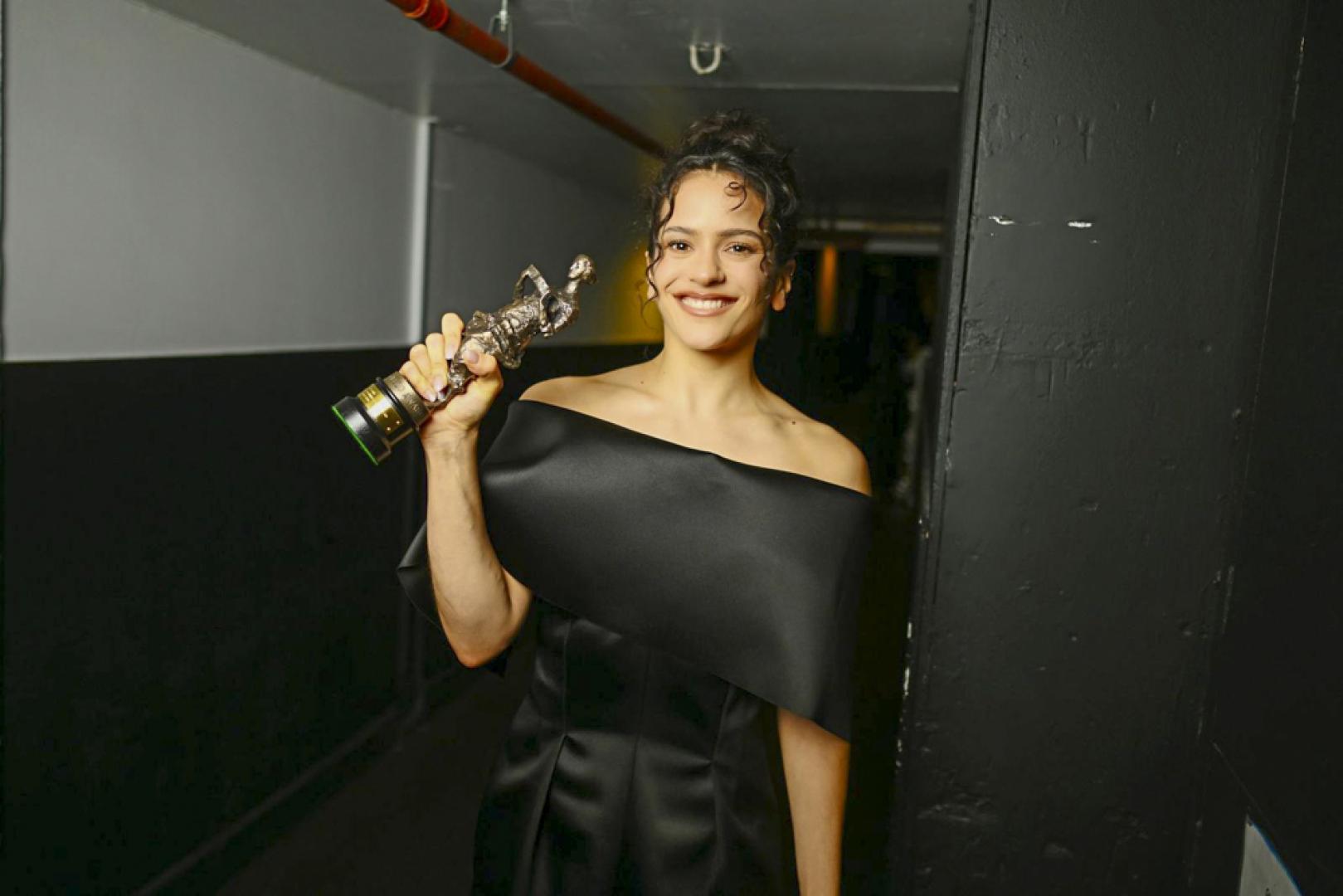 Rosalía posa con el premio a la Compositora Internacional del Año durante la entrega de los premios Ivors