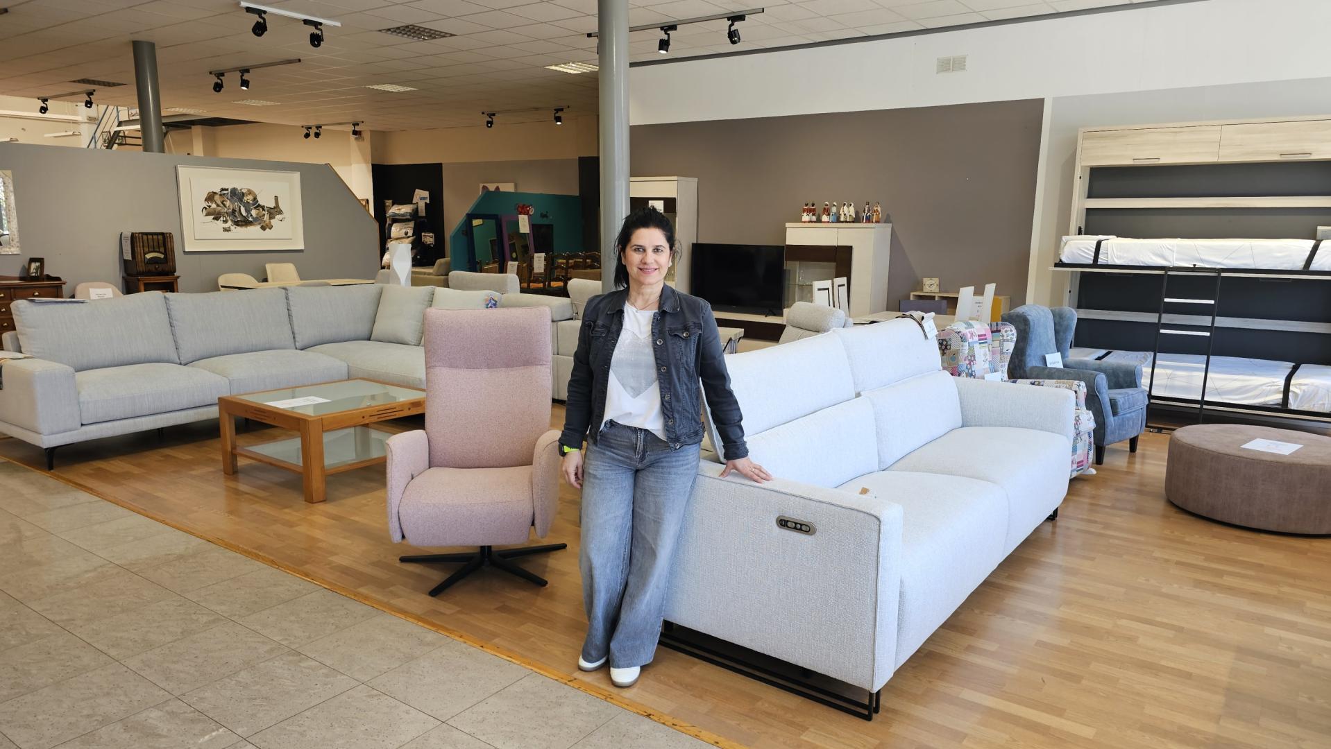 Maite Alzorriz Pérez, en su local de venta de muebles