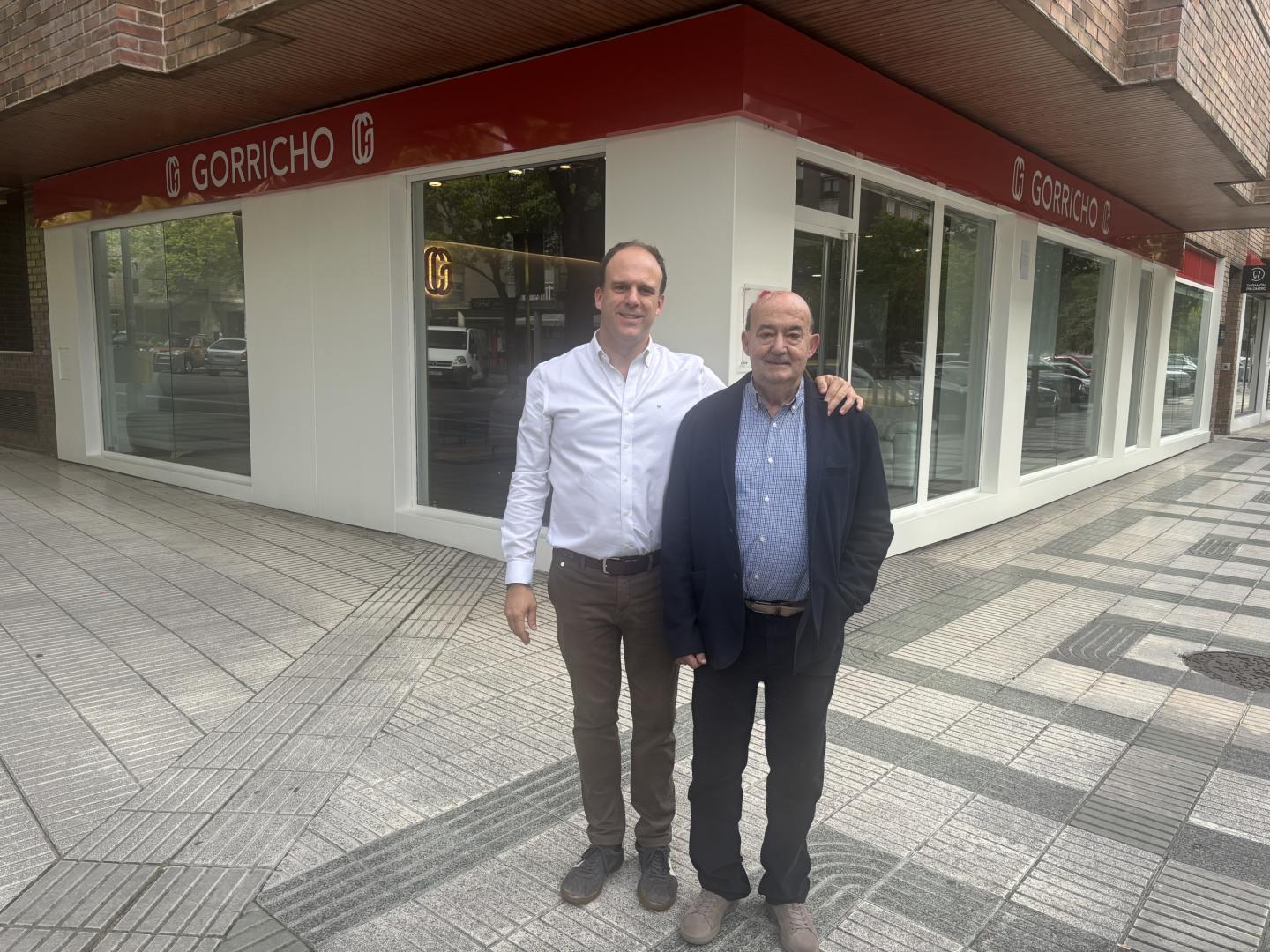 Mikel Gorricho, tercera generación de la marca, junto a su padre Carlos Gorricho, frente a la nueva tienda de descanso en la calle Esquíroz.COLCHONERÍA GORRICHO