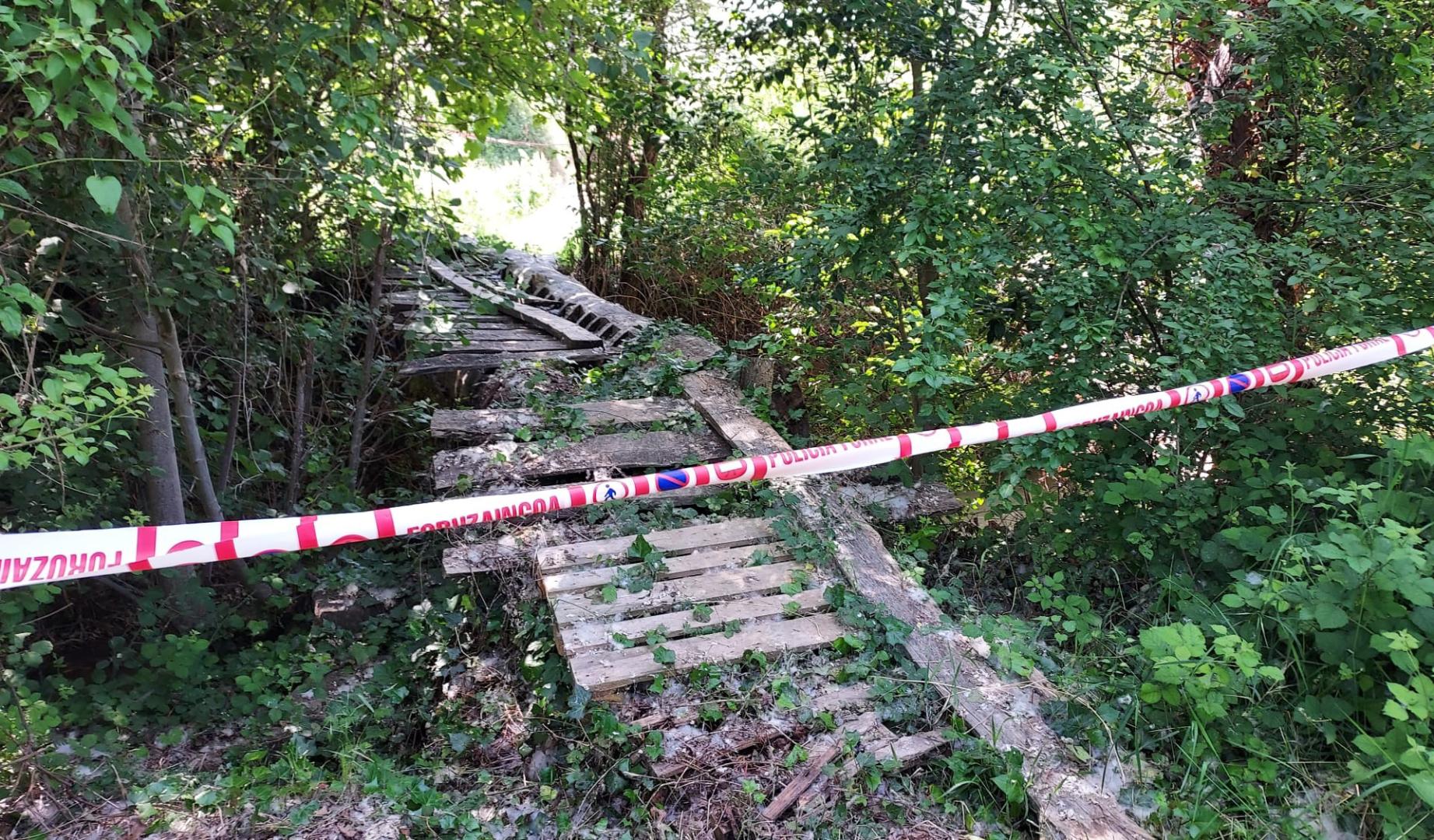 Muere un peregrino inglés de 64 años al caer al río Robo en Puente la Reina-Gares