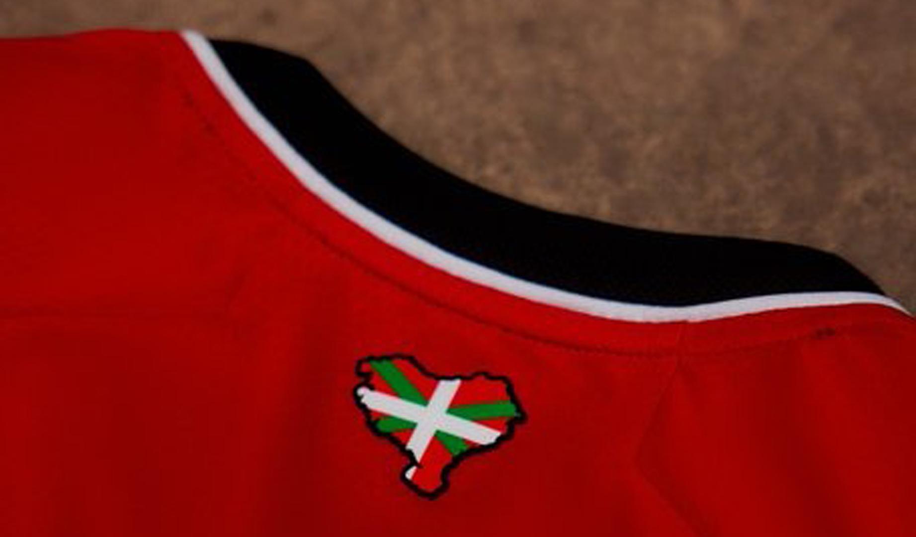 Detalle de la nueva camiseta del Athletic con el mapa de Euskal Herria junto con una ikurriña