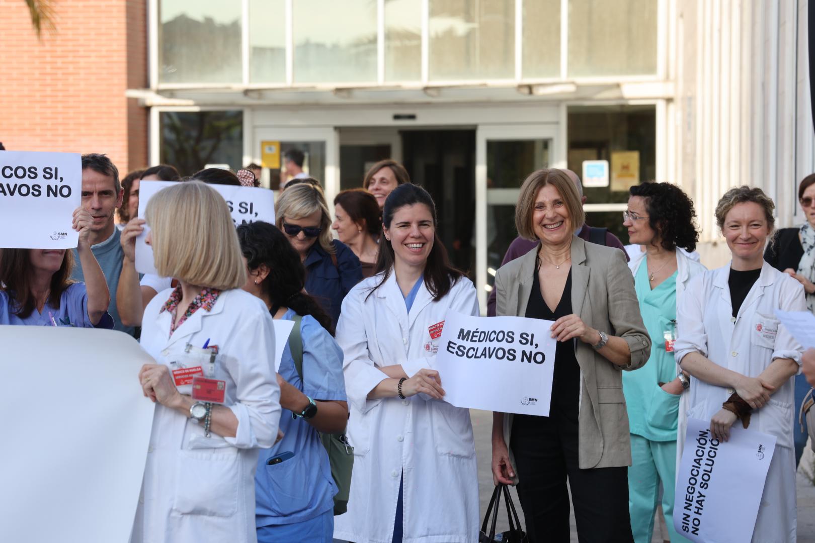 Médicos concentrados en el centro de consultas Príncipe de Viana.