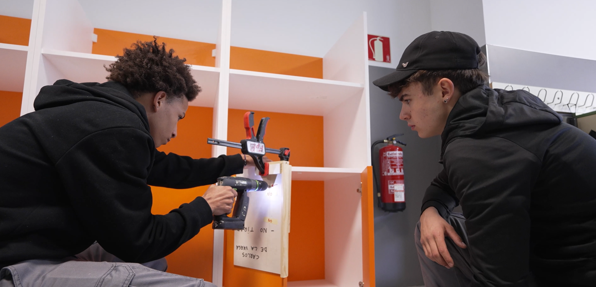 Los estudiantes trabajando en el centro de enseñanza