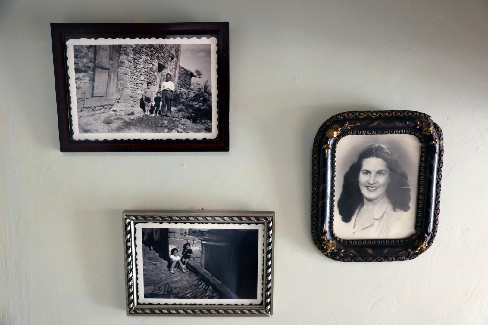 Fotos antiguas en casa de Sofía Garín, donde se ve a sus dos hermanos y a su madre.
