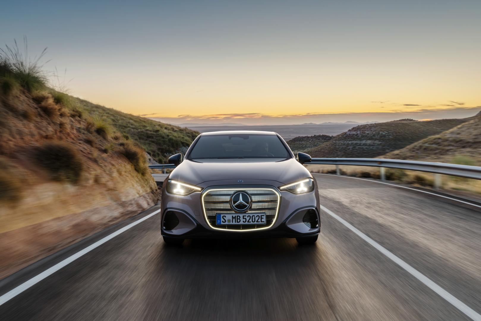 xx Exterieur: AMG Line Plus; lavender silver;Mercedes-Benz C 400 4MATIC elektrisch | Energieverbrauch kombiniert: 18,5-14,1 kWh / 100 km | CO2-Emissionen kombiniert: 0 g/km | CO2-Klasse: A*The all-new Mercedes-Benz C 400 4MATIC electric. Mercedes-Benz C 400 4MATIC electric | Combined energy consumption:18.5–14.1 kWh/100 km | Combined CO₂ emissions: 0 g/km | CO₂ class: A Exterior: AMG Line Plus; lavender silver;Mercedes-Benz C 400 4MATIC electric | Combined energy consumption: 18.5–14.1 kWh/100 km | Combined CO₂ emissions: 0 g/km | CO₂ class: A*