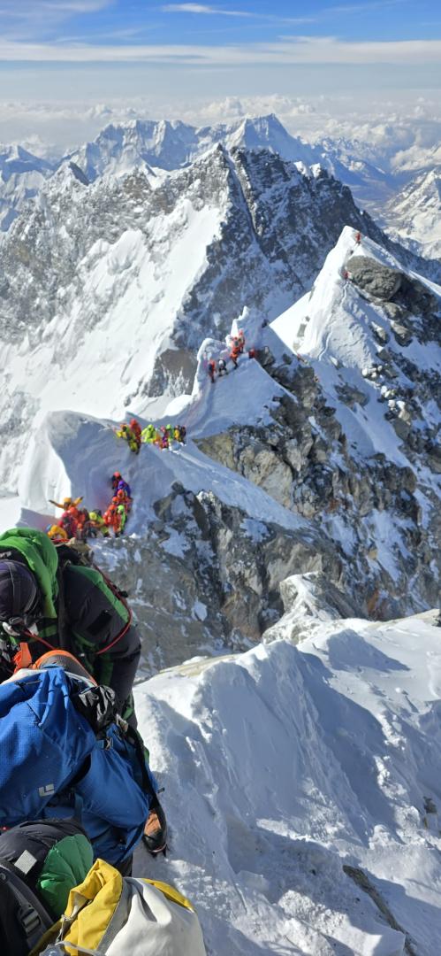 La fila de montañeros ascendiendo el tramo final hacia la cumbre del Everest