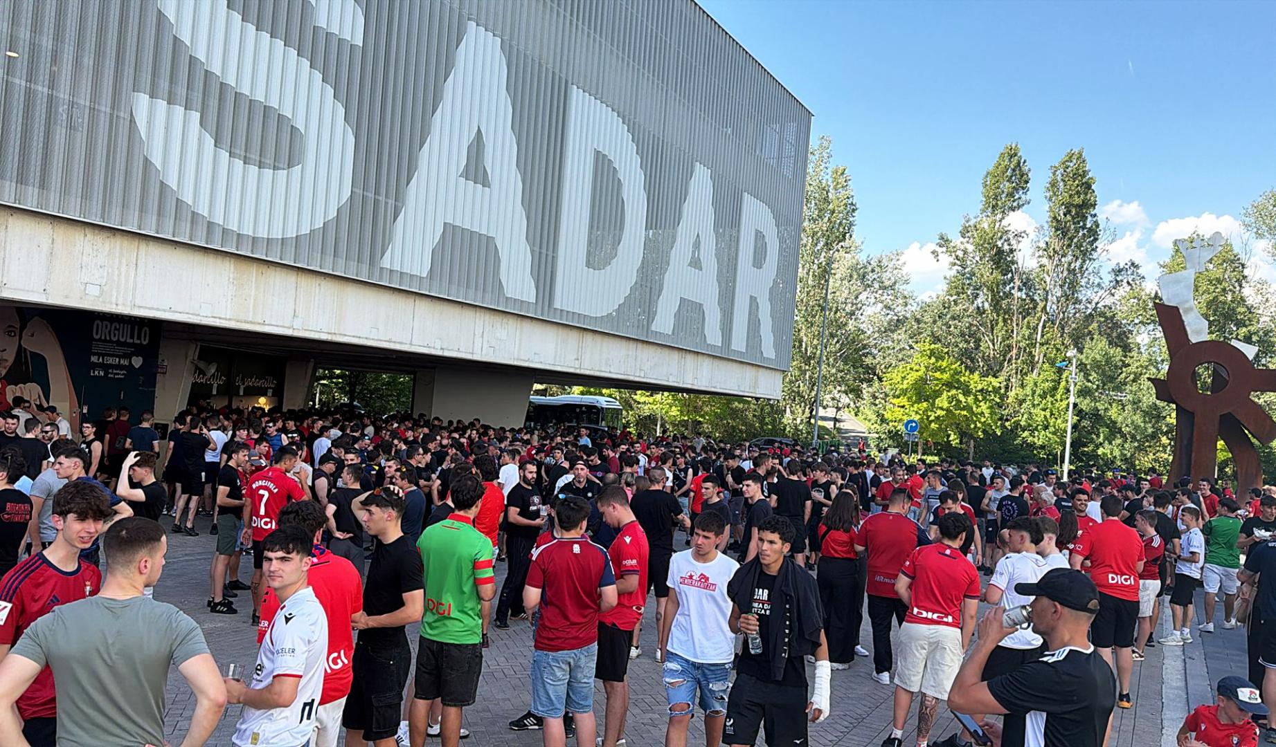 Cientos de seguidores rojillos esperan a que comience el entrenamiento de Osasuna previo al partido de Getafe