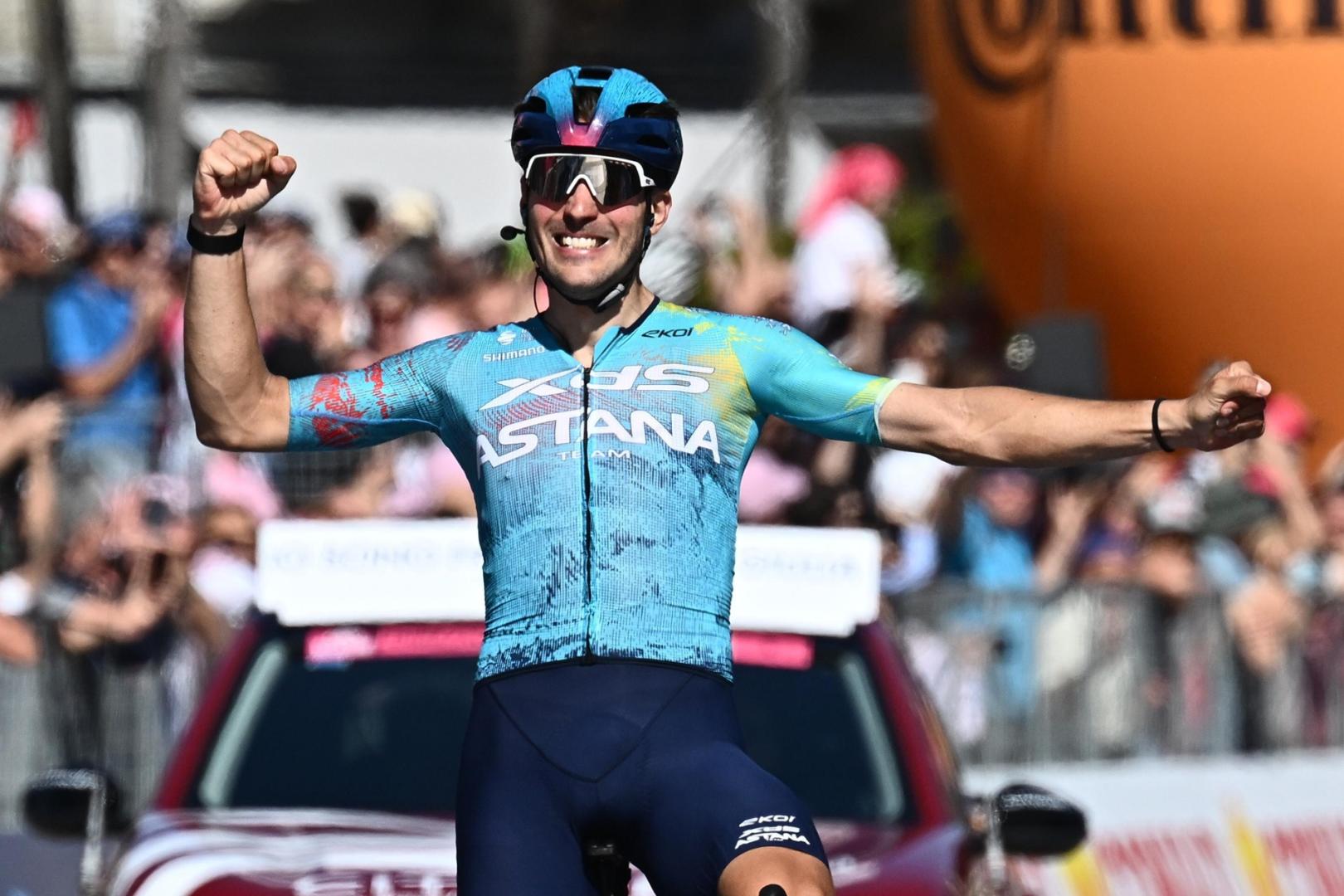Alberto Bettiol celebra su triunfo en la decimotercera etapa del Giro 2026