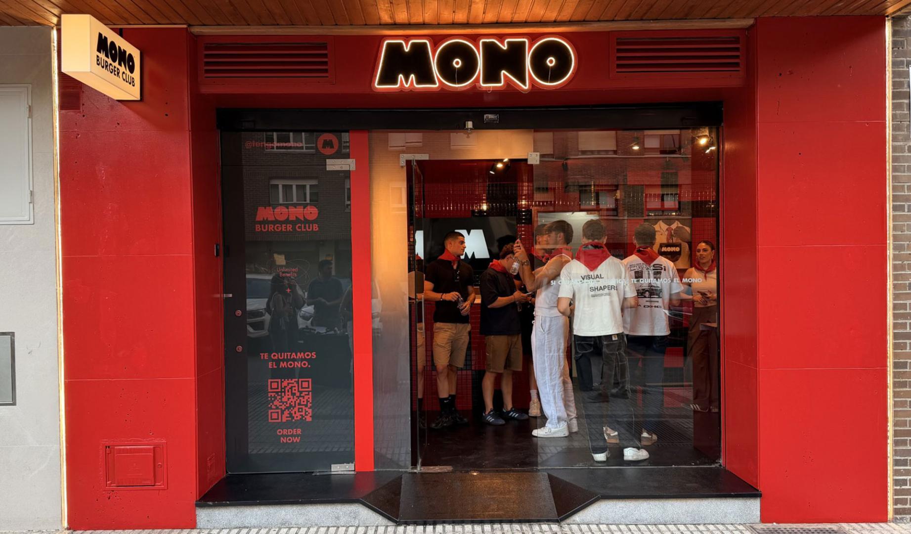 Imagen de varios asistentes a la inauguración de la nueva hamburguesería 'Mono Burger' en Pamplona