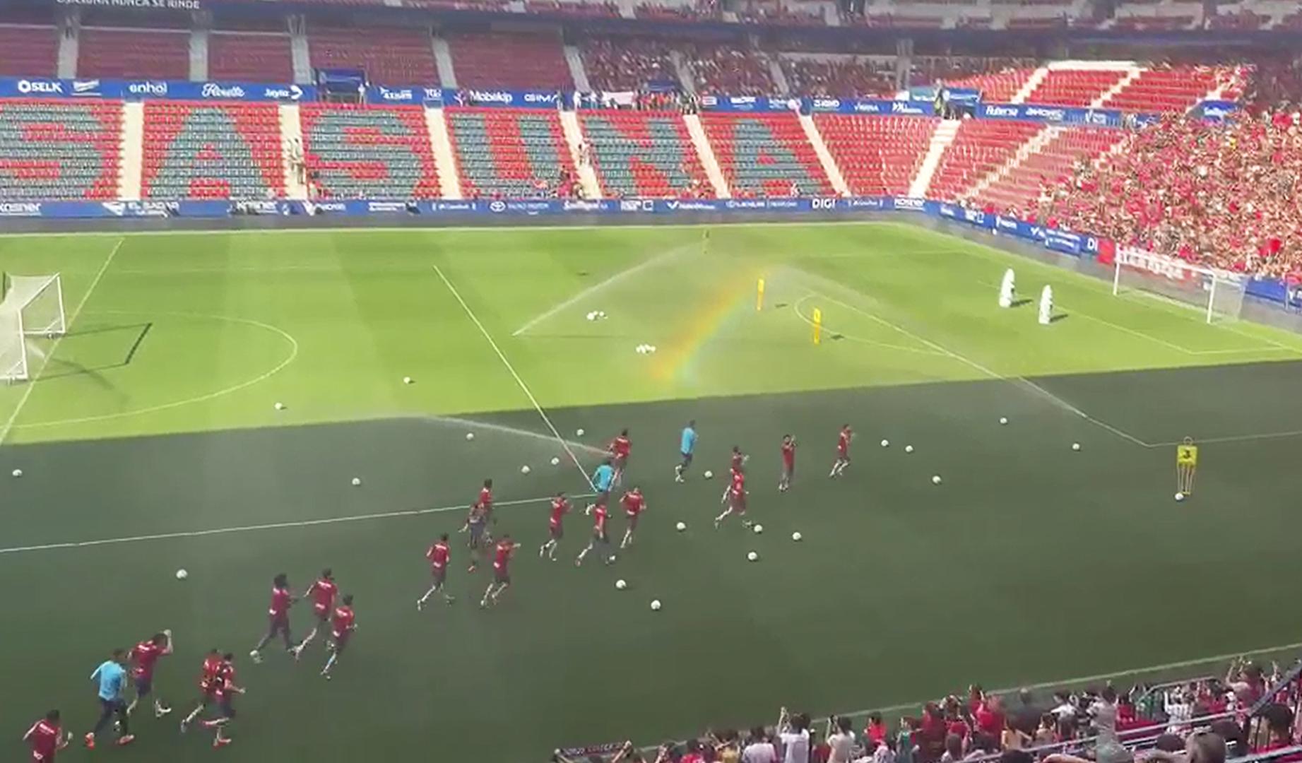 El sonido aumenta de manera ensordecedora cuando los gladiadores rojillos hacen acto de presencia en el césped del estadio. La grada explota de júbilo. Con este apoyo el empate, como mínimo, está conseguido.