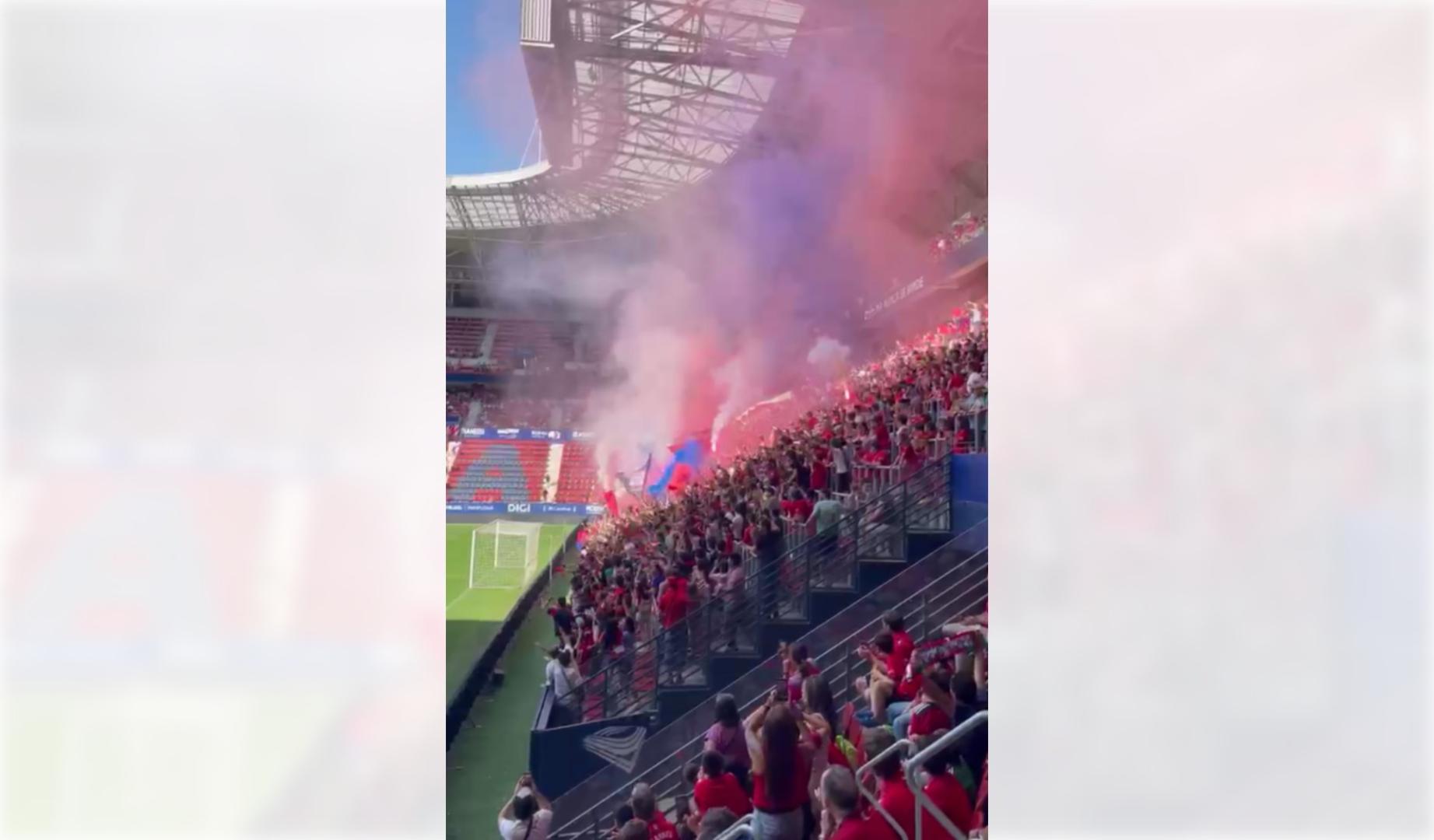 Aficionados de la zona de Indar Gorri llenaron el ambiente de cánticos y humo con la presencia de bengalas durante la sesión previa a la final de Getafe. Osasunismo en estado puro.