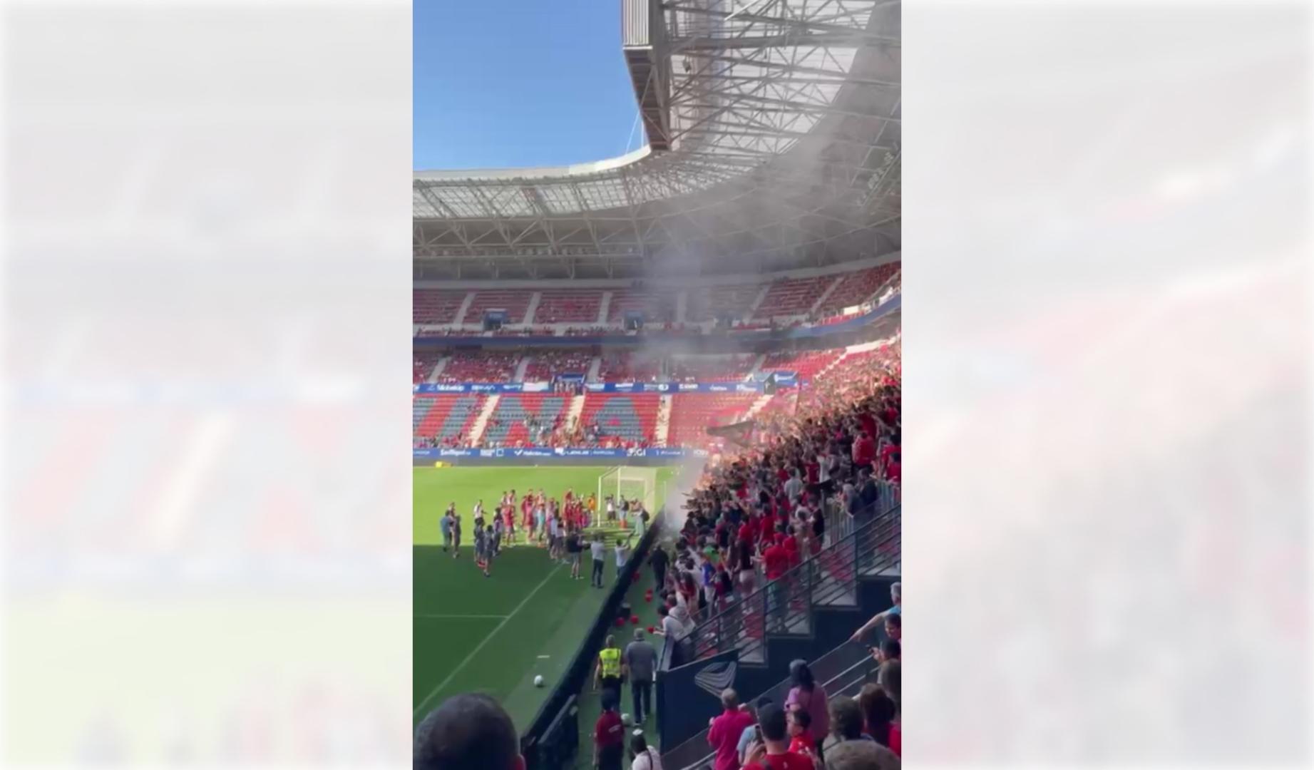 Los jugadores se acercaron a agradecer el apoyo de la grada el día previo al vital partido contra el Getafe en Madrid
