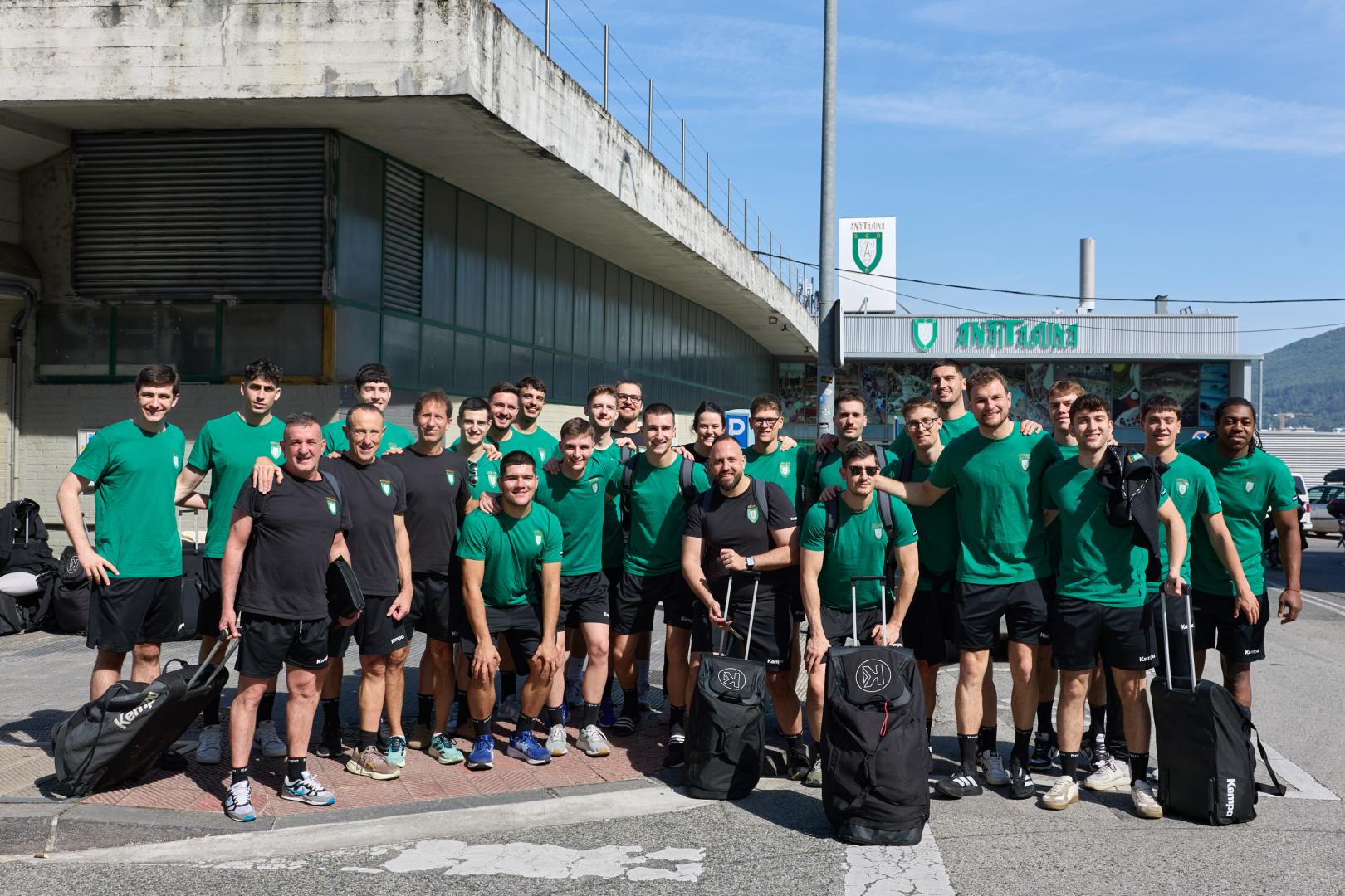 La primera plantilla masculina de Anaitasuna, en la salida hacia la fase de ascenso a Liga Asobal que afrontan desde este sábado 23 en Puerto Sagunto.