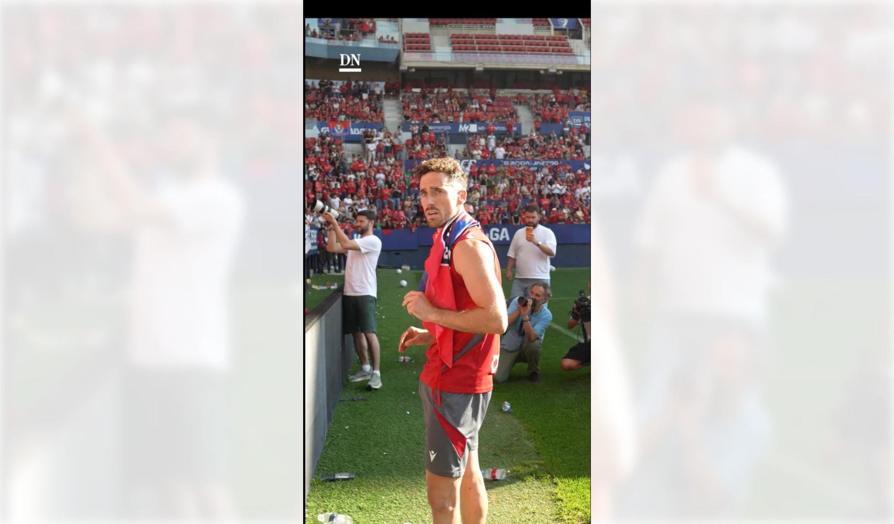 El capitán Kike Barja, en el momento de dirigirse al público