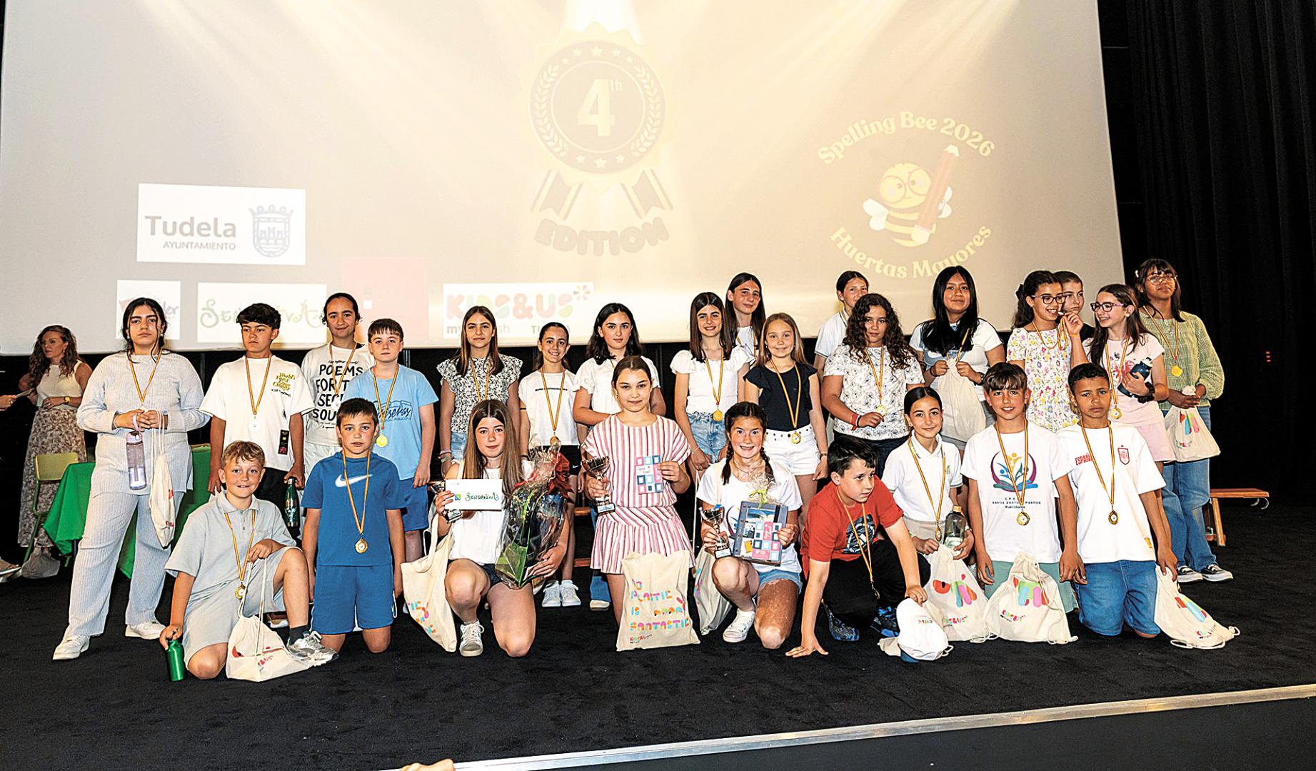 Participantes en el concurso de spelling con la ganadora, Jasmina María Pogan, en el centro con vestido de rayas