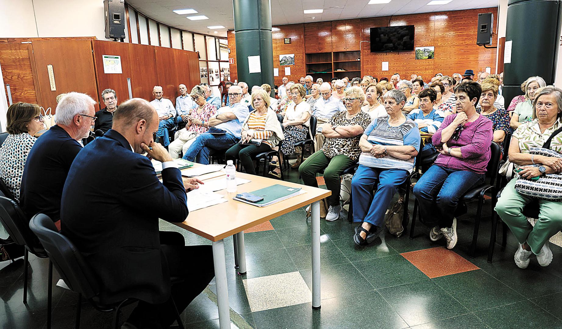 La asamblea extraordinaria en la que se votó ayer el convenio para la cesión de estos locales