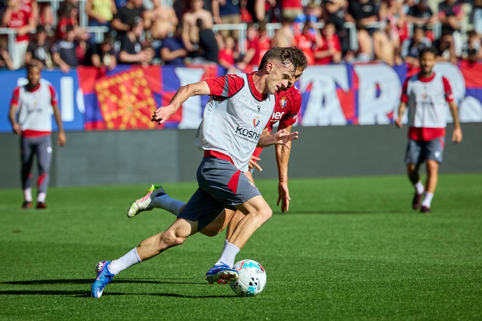Aimar Oroz trata de desbordar a Lucas Torró durante el entrenamiento a puerta abierta en El Sadar