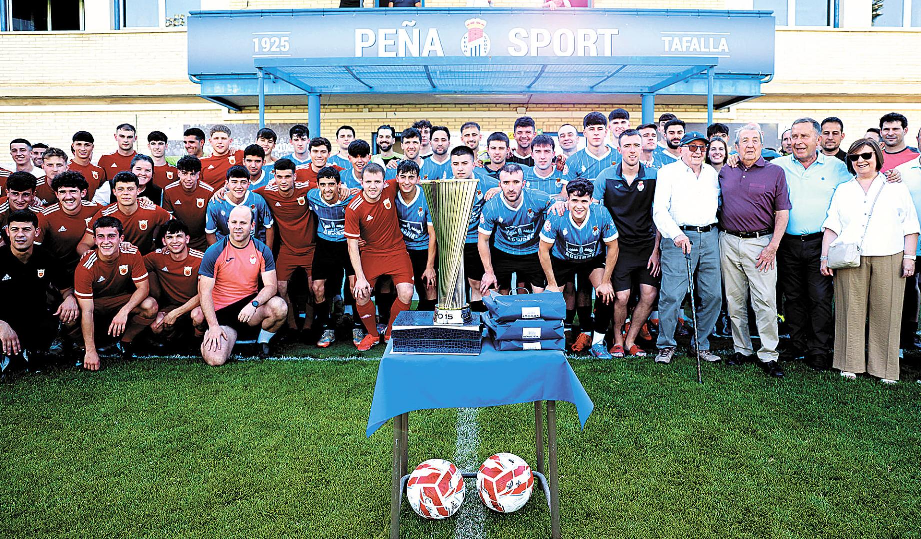 FOTO DE FAMILIA. La selección navarra y la Peña Sport, además de miembros del club azulón y Rafa del Amo (FNF) se hicieron una foto conjunta