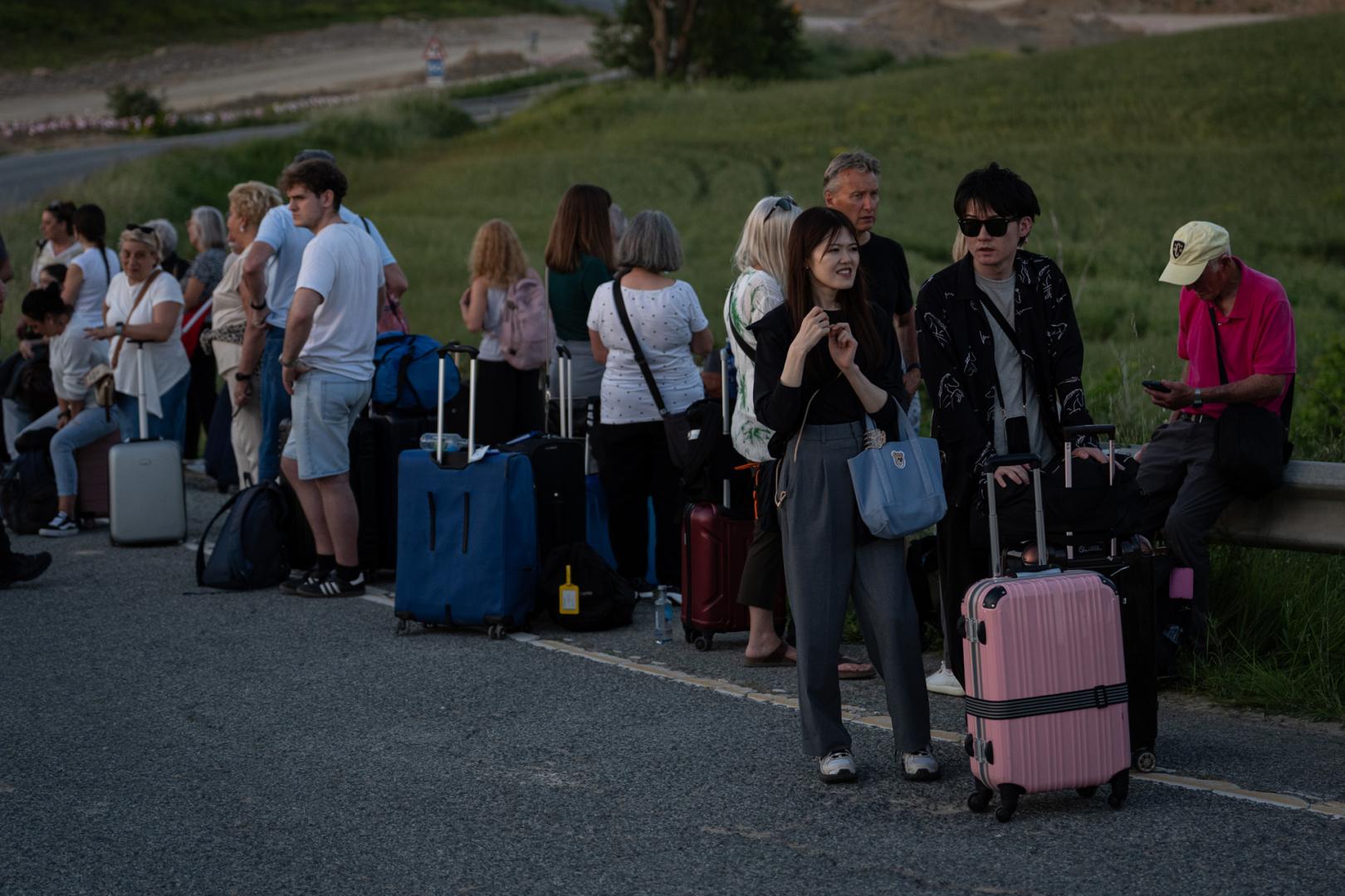 Los pasajeros esperan al autobús habilitado por Renfe en la carretera de Tiebas