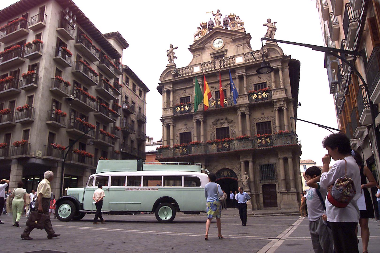 El primer autobús que cubrió la ruta entre Pamplona y San Sebastián en 1926, en la plaza del Ayuntamiento de Pamplona, en una imagen de 1926.