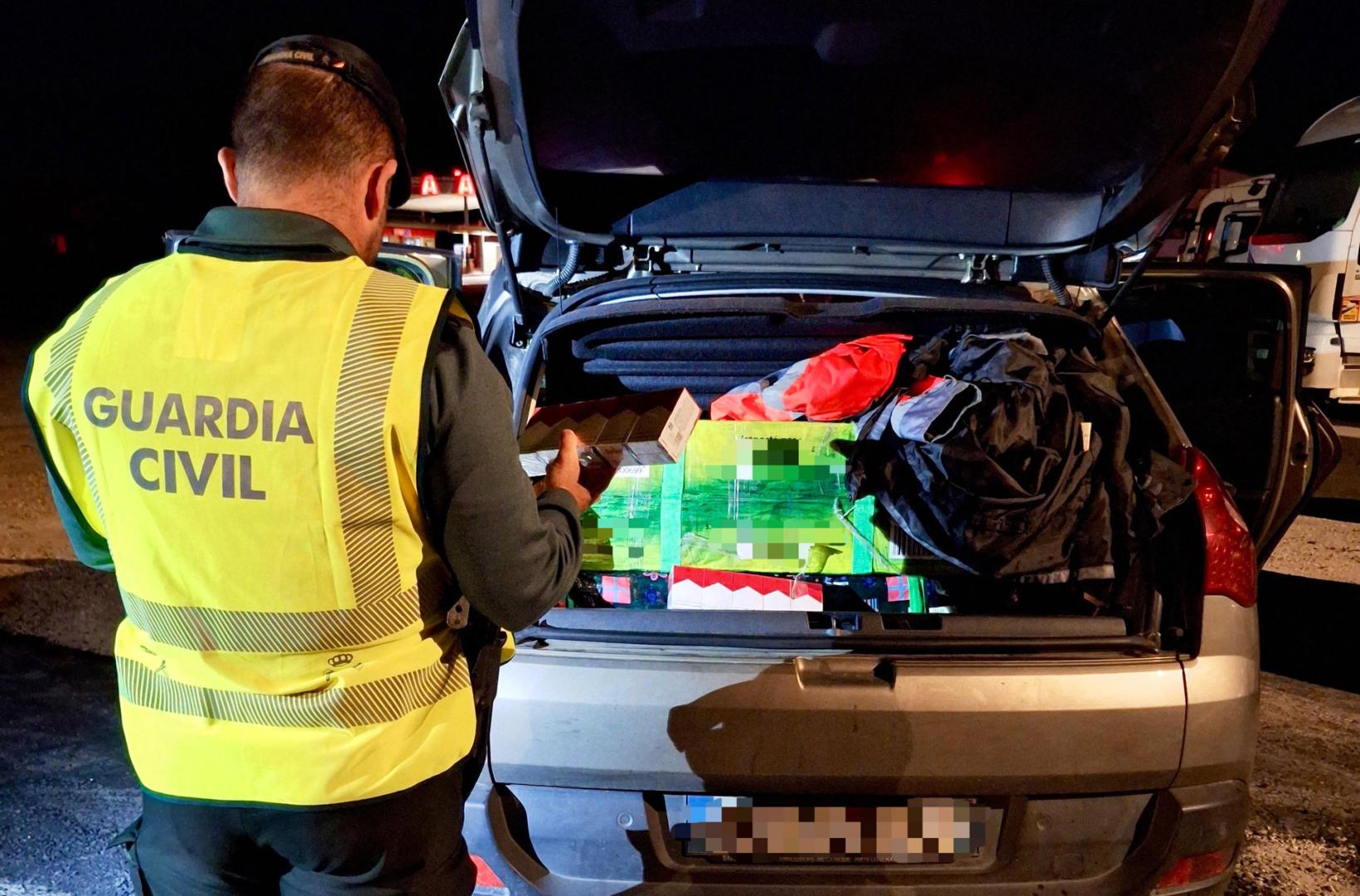 La Guardia Civil de Navarra ha intervenido en Zubiri 946 cartones de tabaco de contrabando, equivalentes a 9.460 cajetillas, y ha detenido a un varón de 66 años de nacionalidad francesa, como presunto autor de un delito de contrabando.