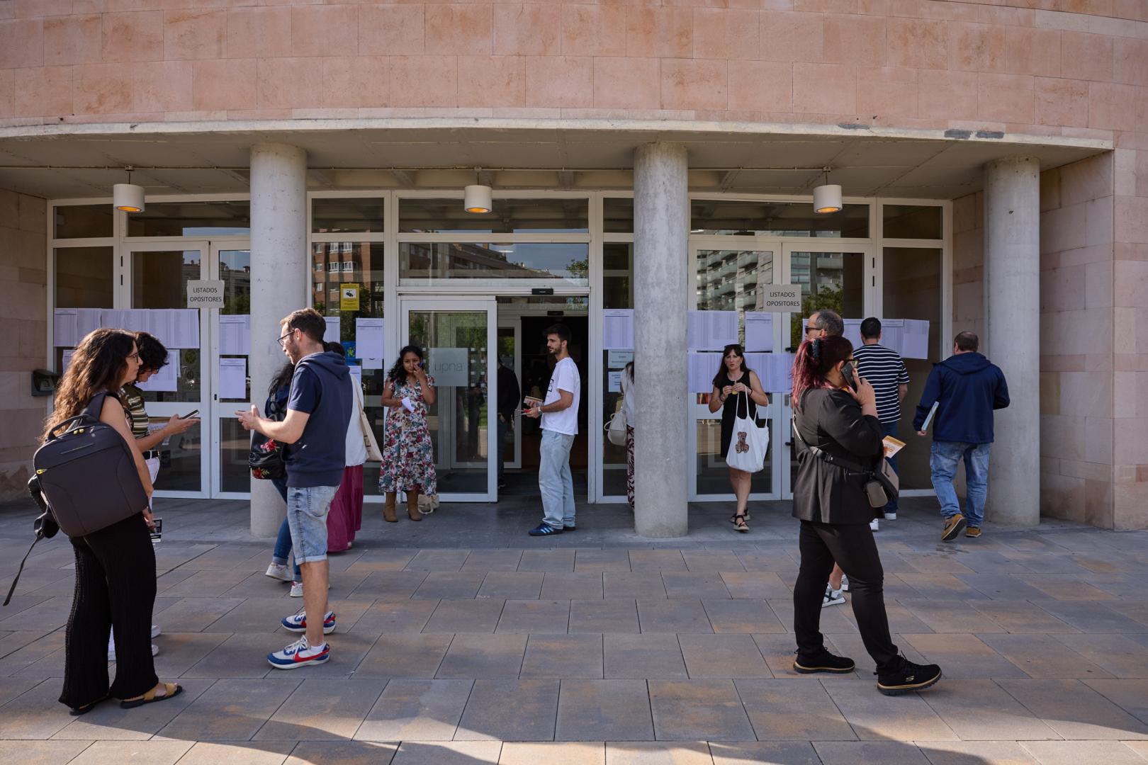 Algunos de los opositores, este sábado por la mañana en el acceso a la Facultad de Ciencias de la Salud de la UPNA, en Pamplona