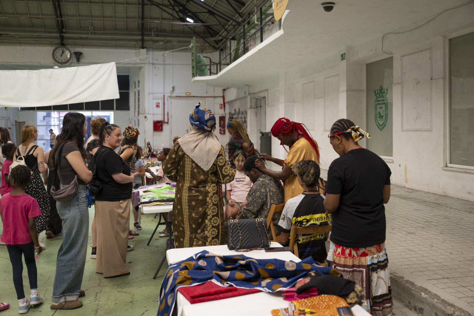 El taller de trenzas fue uno de los más demandados ayer durante el I Festival de África