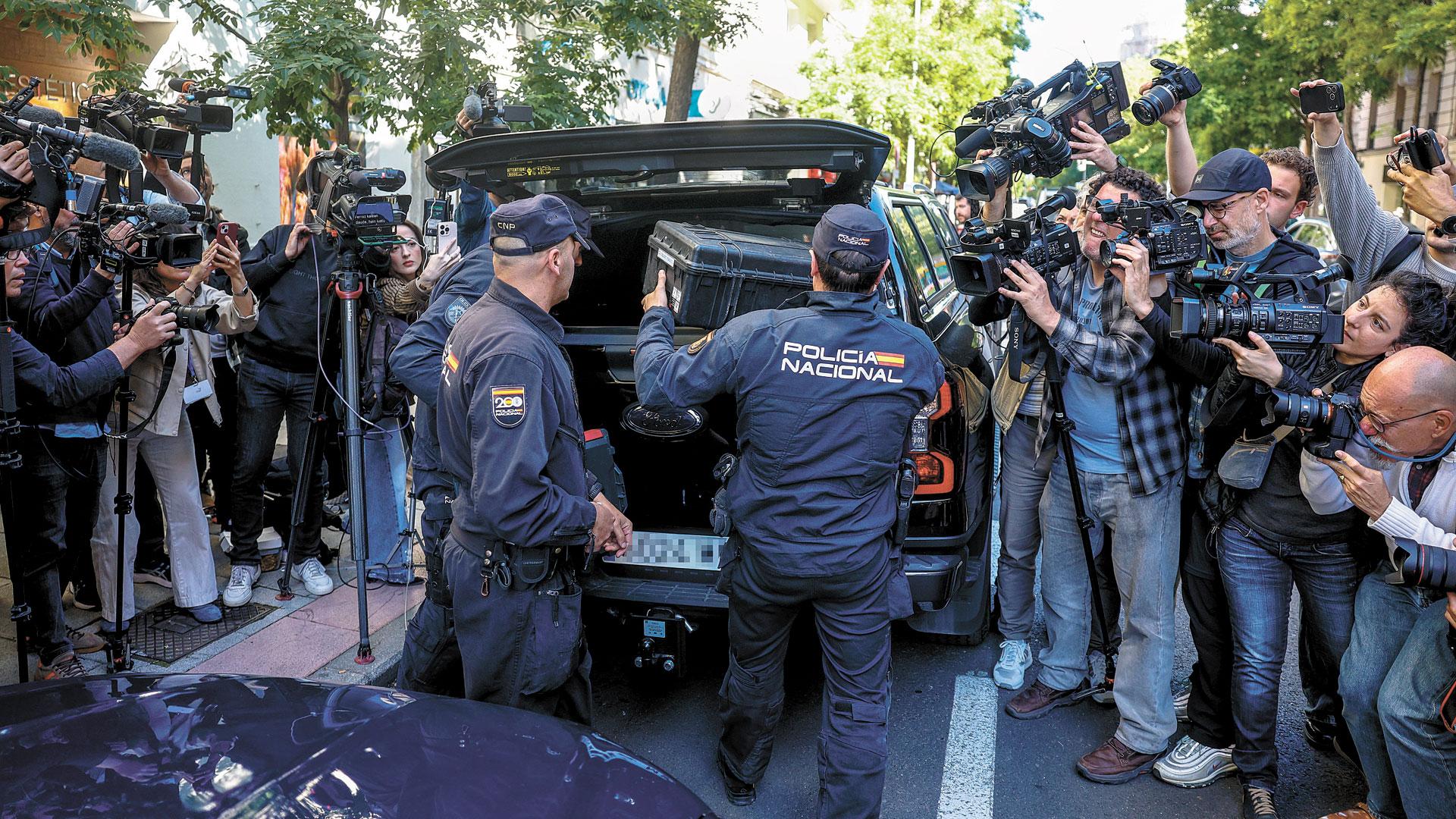 Agentes de la Policía Nacional, con material en el registro de la oficina del expresidente Zapatero el pasado martes en Madrid