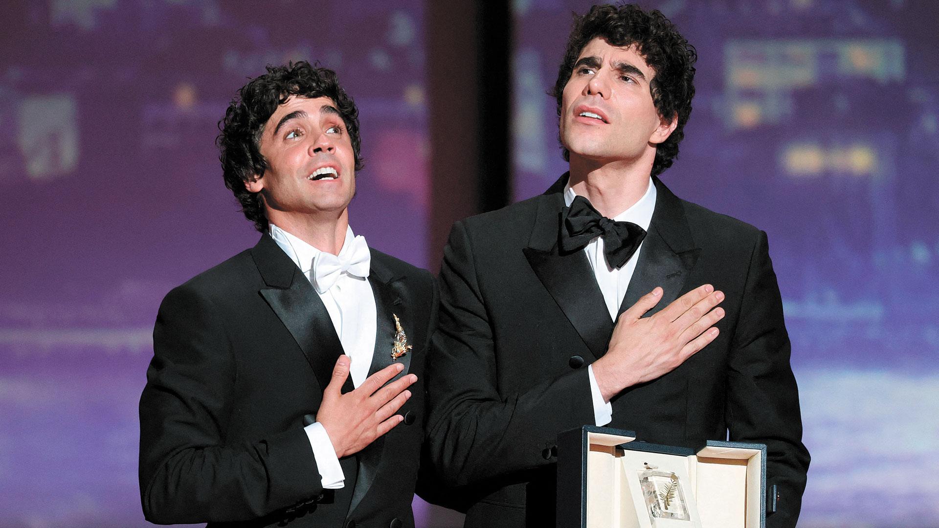Javier Ambrossi y Javier Calvo con su premio a la mejor dirección por La bola negra, ex aequo con Pawel Pawlikowski por Fatherland