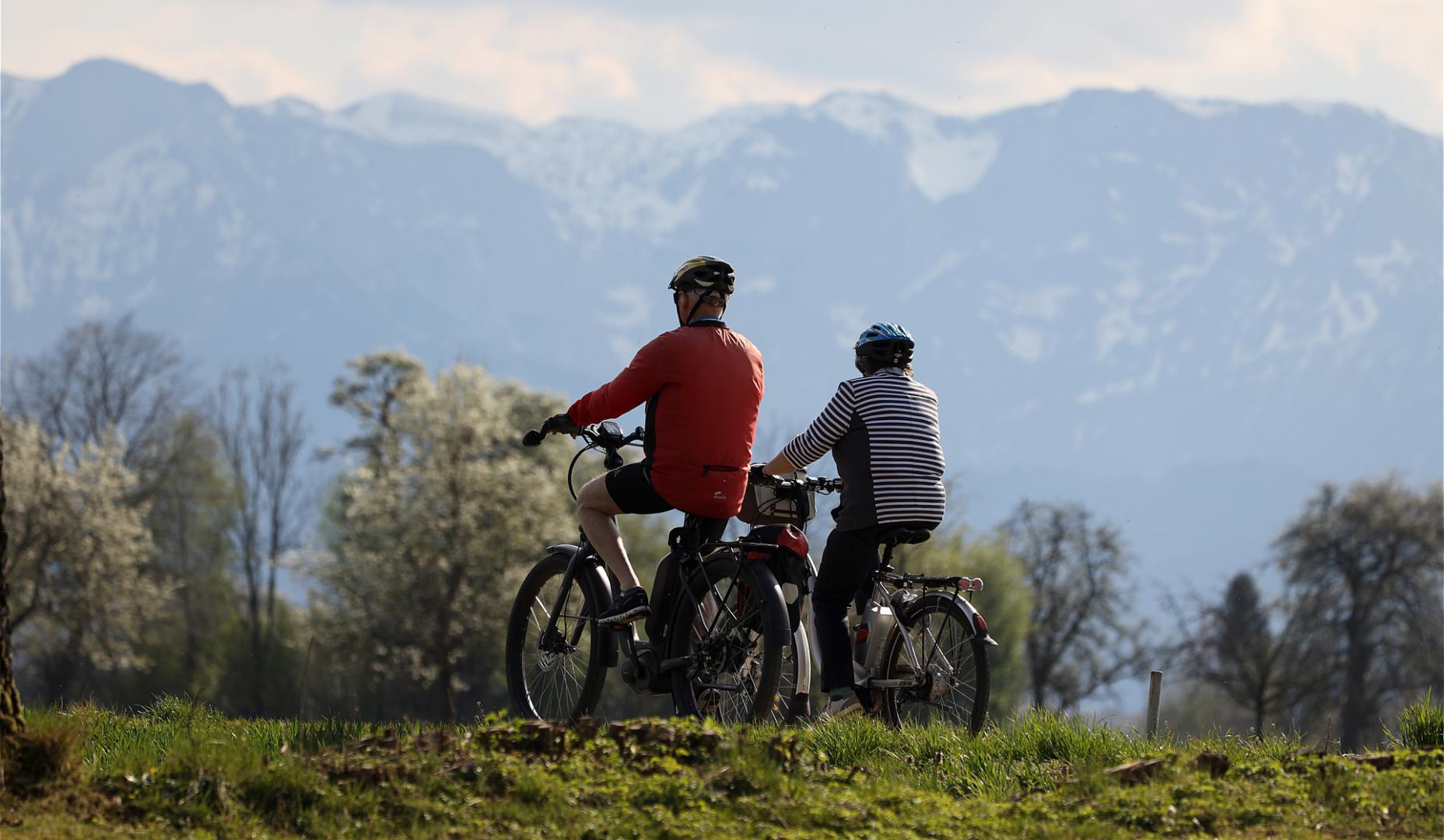 Dos personas dando un paseo en bicicleta