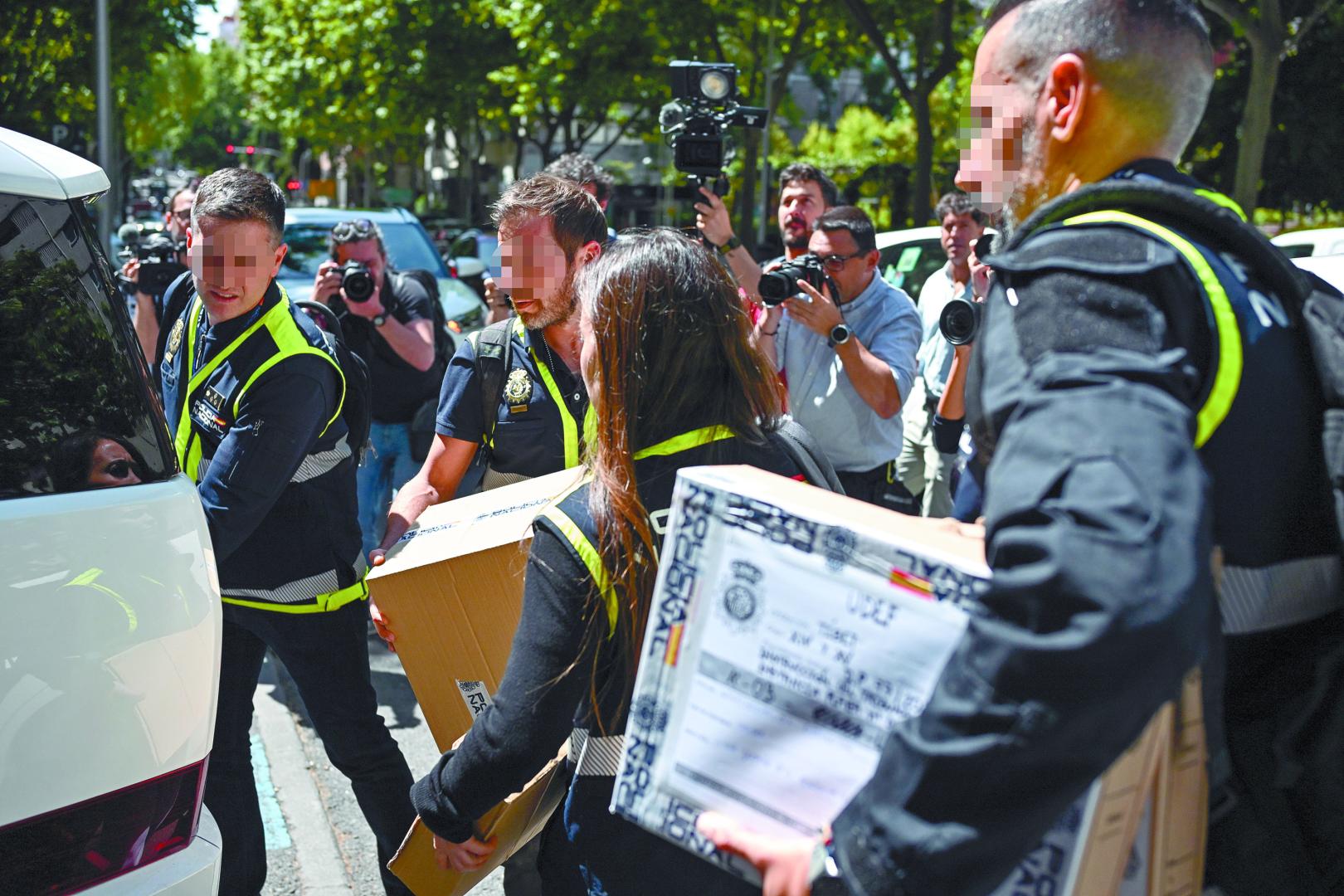 Agentes de la Unidad de Delincuencia Económica y Fiscal (UDEF) de la Policía Nacional salen de la sede de la empresas de las hijas del expresidente del Gobierno José Luis Rodríguez Zapatero.