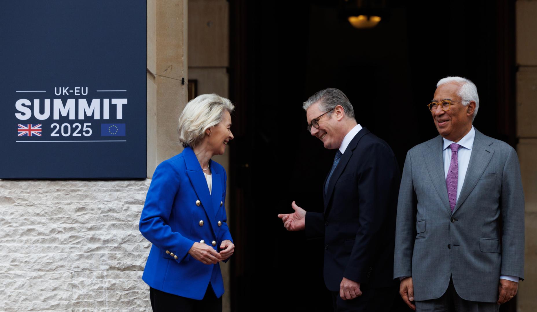 El primer ministro británico, Keir Starmer (centro), la presidenta de la Comisión Europea, Ursula von der Leyen (izquierda), y el presidente del Consejo Europeo, Antonio Costa