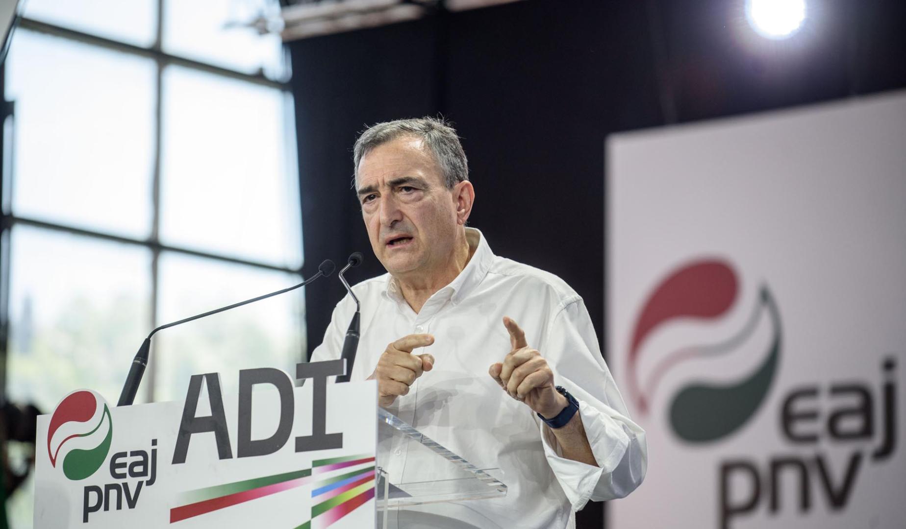 El presidente del PNV, Aitor Esteban, interviene durante el mitin que el partido ha organizado este domingo en Durango