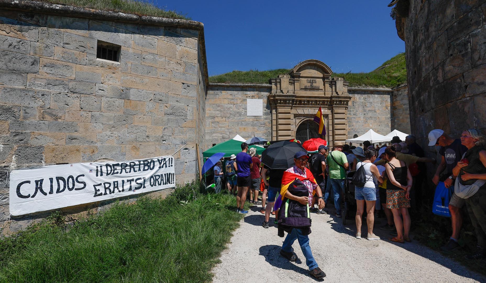 Los aledaños de la puerta del Fuerte de San Cristóbal han acogido un año más el homenaje a los más de 6.000 presos del franquismo que pasaron por este recinto