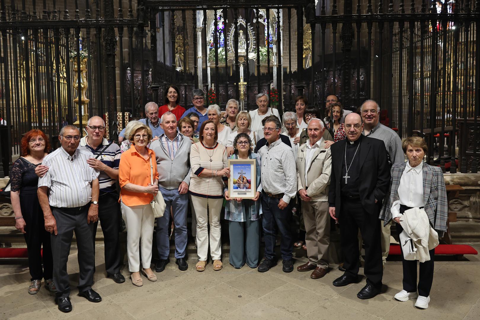Grupo del valle de Salazar y del almiradío de Navascués, este domingo en la catedral de Pamplona, con el galardón, 'Enviados'.