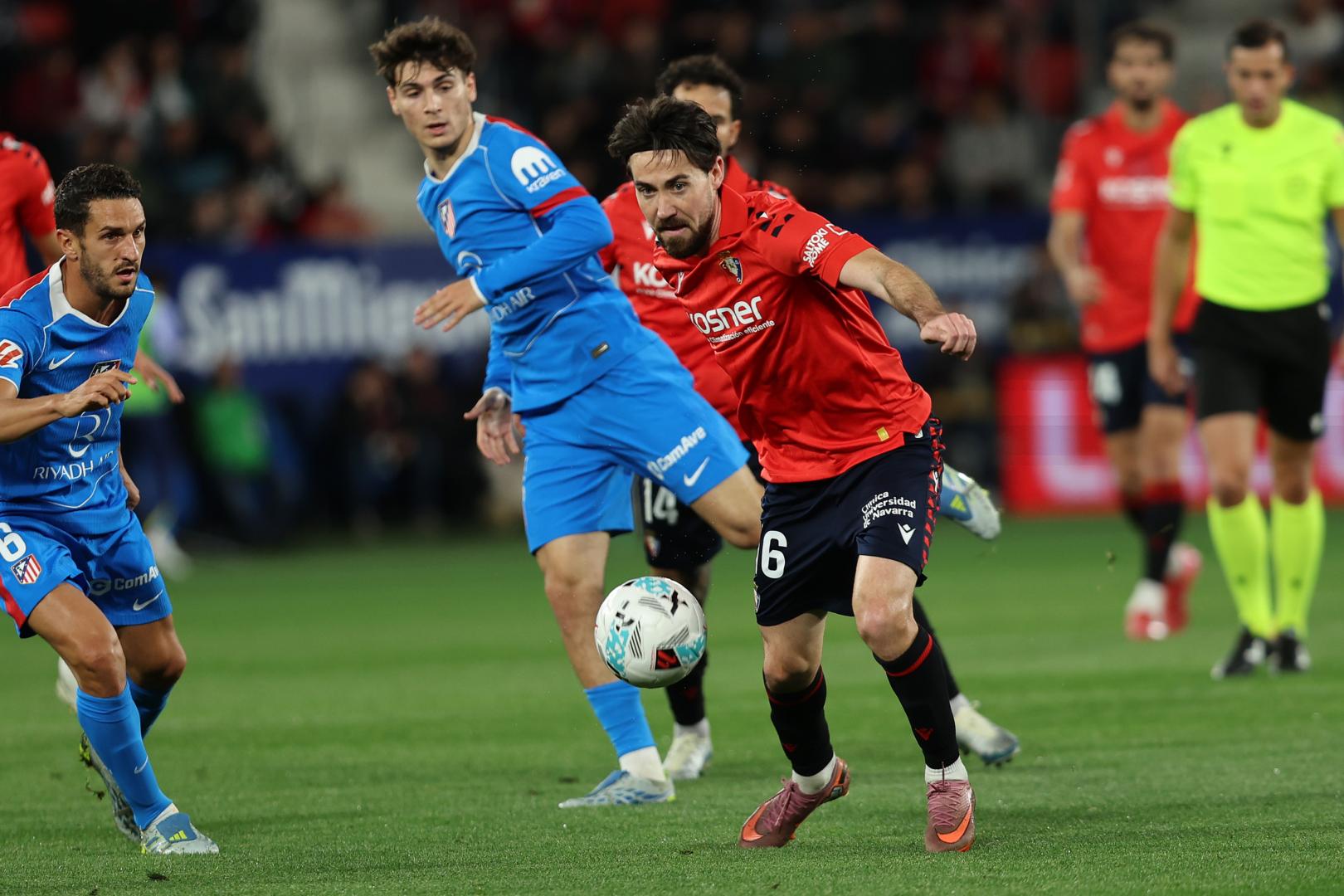 Moi Gómez, en el partido en El Sadar contra el Atlético de Madrid