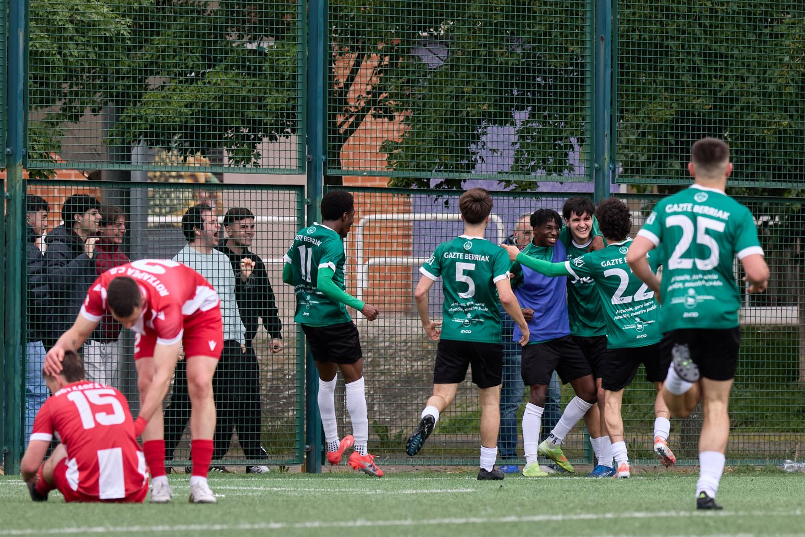Los jugadores del Gazte Berriak, que celebran un gol ante el Rotxapea, han certificado su ascenso a Tercera