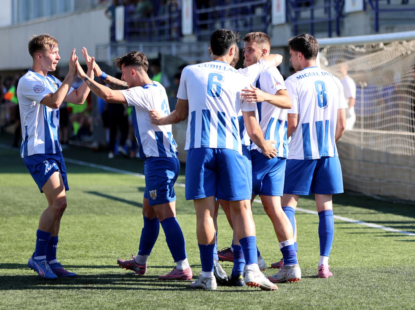 Los jugadores del Izarra celebran uno de sus goles ante el Subiza