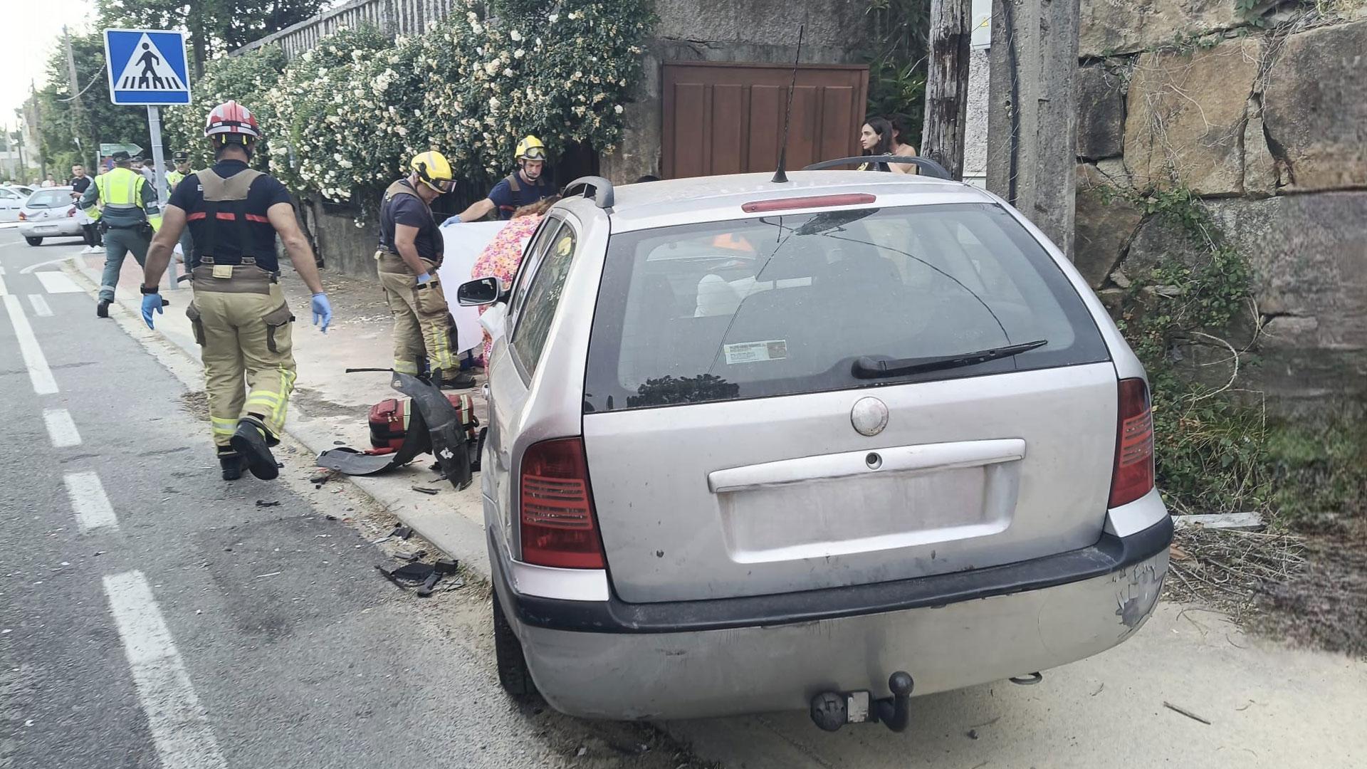 Coche que ha invadido la acera en Sanxenxo (Pontevedra) y atropellado a tres personas, matando a una de ellas