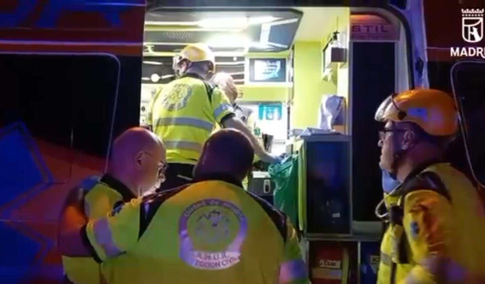 Efectivos de emergencias atienden a los heridos